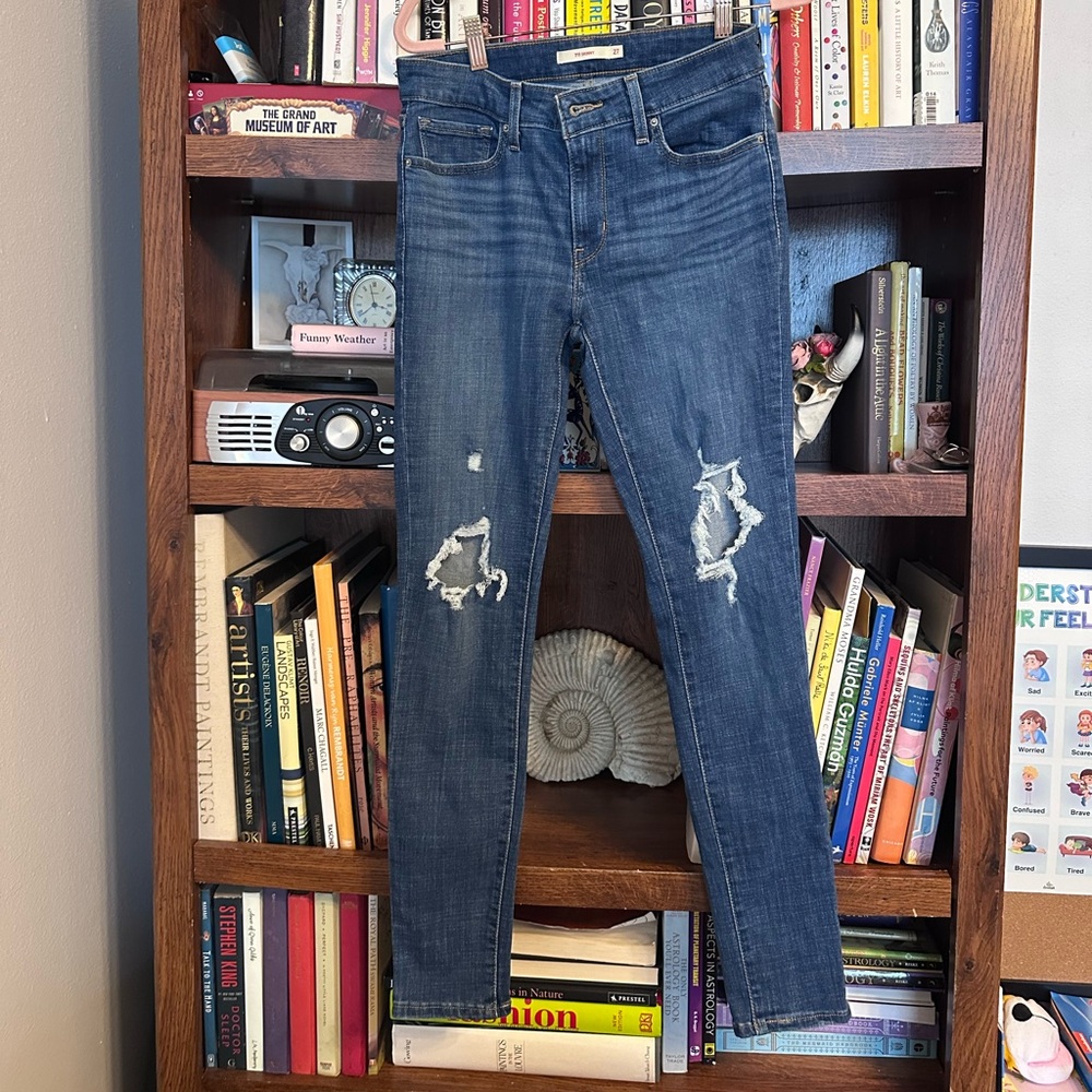 Ripped Levi’s 711 Skinny Jeans